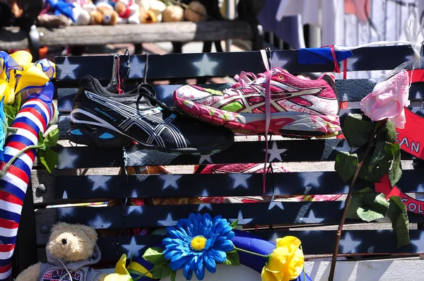 ボストン市 - 4 月 30: マラソン コプレイ スクエア、ボストン、マサチューセッツで犠牲者 2013 年 4 月 30 日に爆撃のための場しのぎの記念。数百人のレイの花、4 犠牲者のための希望のメッセージを表示. — ストック写真