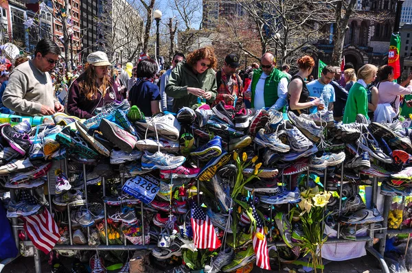 波士顿城-apr 30： 临时纪念马拉松爆炸受害者在科普利广场，波士顿，马萨诸塞州，在 2013 年 4 月 30 日。数以百计的人献上鲜花，显示消息的 4 名受害者的希望. — 图库照片