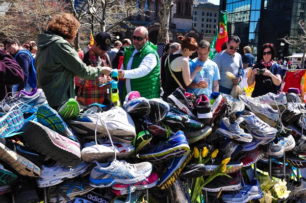 ボストン市 - 4 月 30: マラソン コプレイ スクエア、ボストン、マサチューセッツで犠牲者 2013 年 4 月 30 日に爆撃のための場しのぎの記念。数百人のレイの花、4 犠牲者のための希望のメッセージを表示. — ストック写真