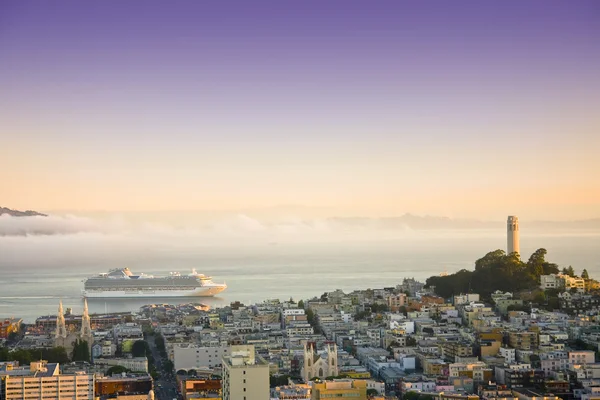 Navio de cruzeiro em São Francisco e área da baía ao nascer do sol — Fotografia de Stock