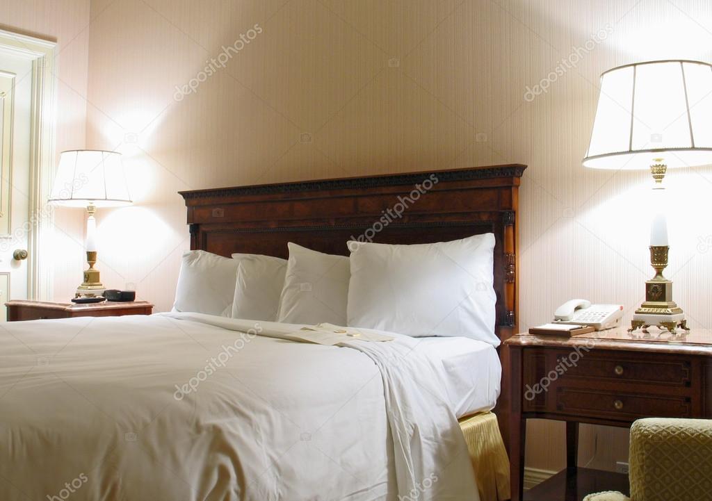 chambre lit King-size avec lampe — Photographie drserg © #22824038 chambre lit King-size avec lampe — Photographie drserg © #22824038