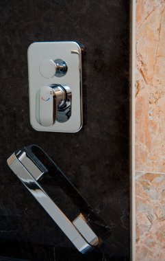 krom kaplama kapmak kolu ve banyo mermer duvara dokunun