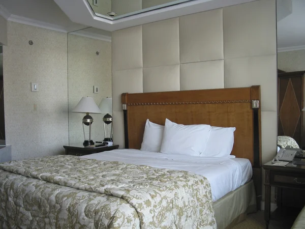 Номер с двуспальной кроватью и зеркалом на потолке — стоковое фото