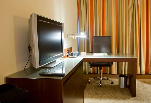 Tanulmány szoba íróasztal és a tv-készülék — Stock Fotó