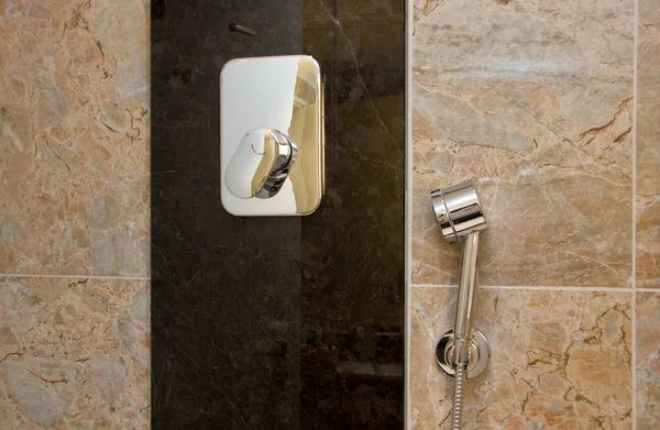 Douche à saupoudrer chromée et robinet au mur de marbre — Photo