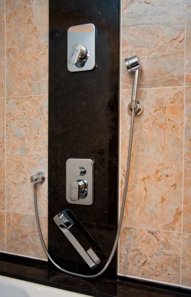 Posypać chromowane uchwyt prysznic i wodociągowej — Zdjęcie stockowe