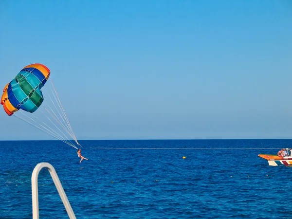 ขั้นตอนการลงจอดขั้นสุดท้ายของ parasailing — ภาพถ่ายสต็อก