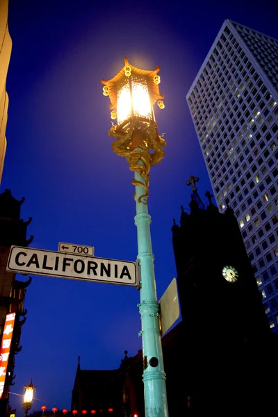 Straatnaambord Californië en Chinees street licht — Stockfoto