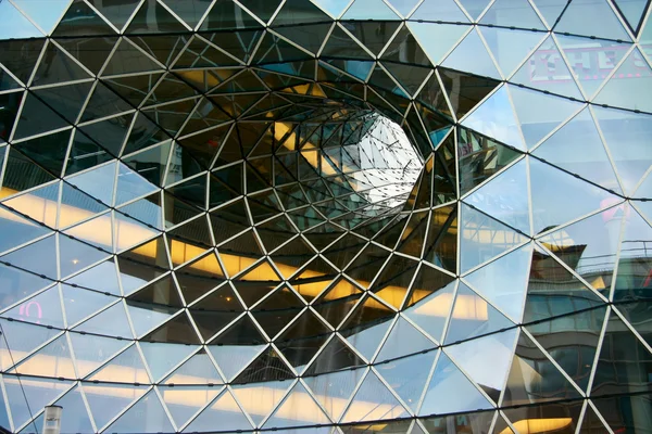Facetterade minskande arkitektoniska glastratt — Stockfoto