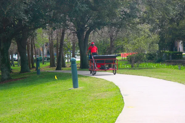 Viaje en vehículo triciclo trishaw en el parque —  Fotos de Stock