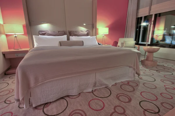 King Size-Bett mit Nachttisch und Lampen — Stockfoto