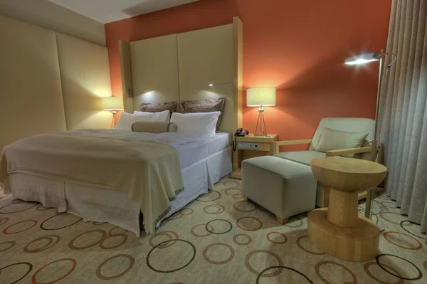 Kamer met kingsize bed nachtkastjes en lampen — Stockfoto