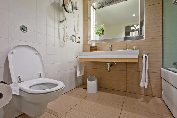 Moderní koupelna s WC umyvadlo — Stock fotografie