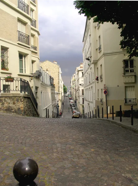Enge Straße mit Kopfsteinpflaster — Stockfoto