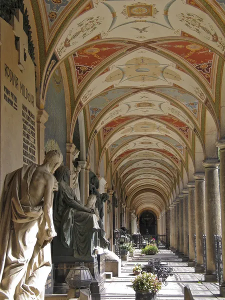 Majestuosa galería de columnatas y esculturas en el cementerio — Foto de Stock