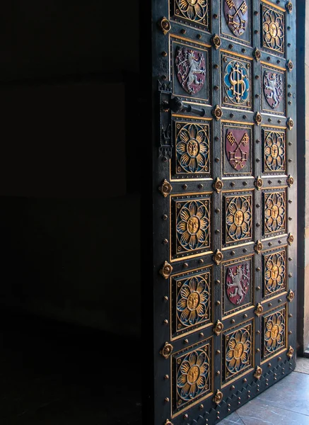 Open decorative door to Czech temple — Stockfoto