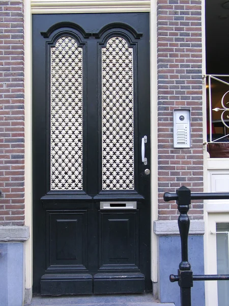 Sierdoeleinden houten zwart deur met intercom — Stockfoto