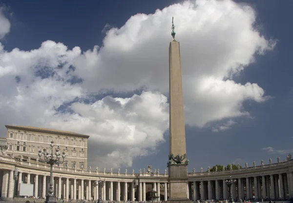 Columnata de la plaza basílica de San Pedro con obelisco — Foto de Stock