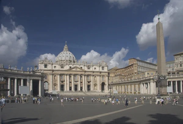 St. Peter's basilica square ve Dikilitaş — Stok fotoğraf