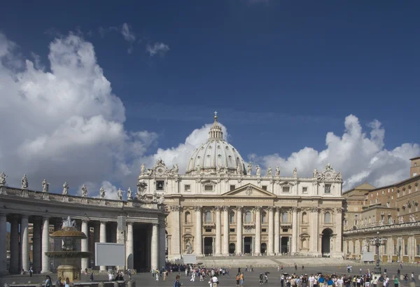 Basilica di San Pietro con colonnato e fontana — Foto Stock