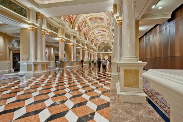 Πολυτελή κλασικό κιονοστοιχία διάδρομο με μαρμάρινο πάτωμα Royalty Free Εικόνες Αρχείου