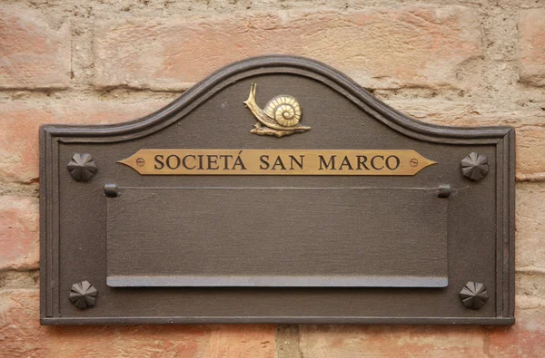 Starożytny znak ulicy siena Wspólnoty societa San marco — Zdjęcie stockowe