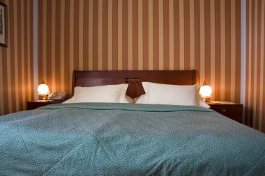 Kral Yatak başucu masaları ve lambalar