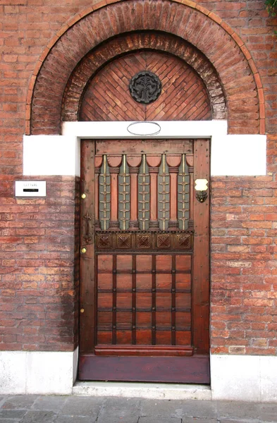 Porta de entrada de madeira com três portas-fechaduras diferentes — Fotografia de Stock