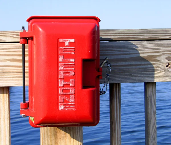 Czerwony telefon alarmowy nad jeziorem — Zdjęcie stockowe