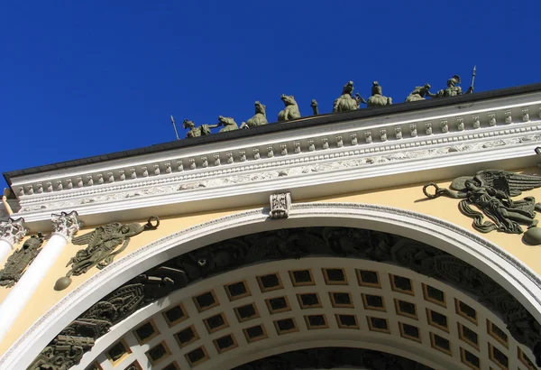 Galloping horses fly over the palatial square of St. Petersburg — Stock Photo, Image