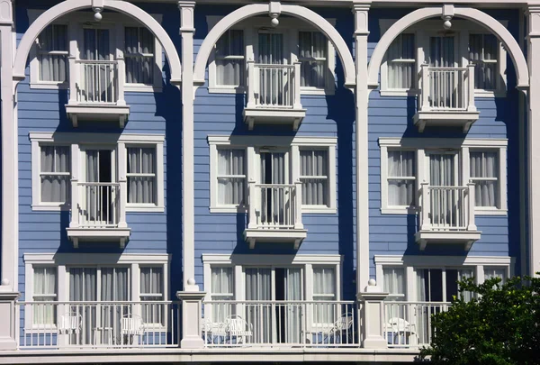 Balcone e terrazza con sedie bianche e tavoli — Foto Stock