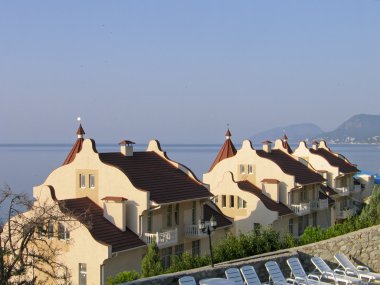 Kırım'da Ukrayna'da Karadeniz sahilinde döşenmiş çatı Konakları