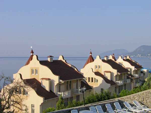 Herrgårdar med tegeltak vid Svarta havet och stranden i Krim Ukraina — Stockfoto