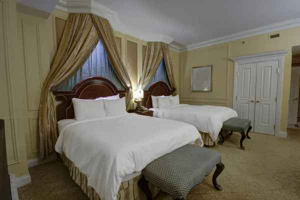 Sovrum med trädkronorna två King size-sängar — Stockfoto