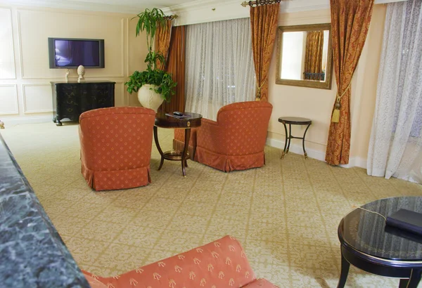 Классическая гостиная с двумя креслами и телевизором — стоковое фото