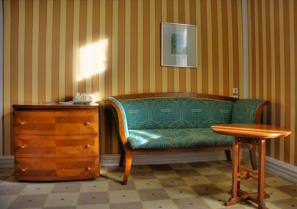 Art Nouveau klasszikus kanapén és a komód bútorok — Stock Fotó