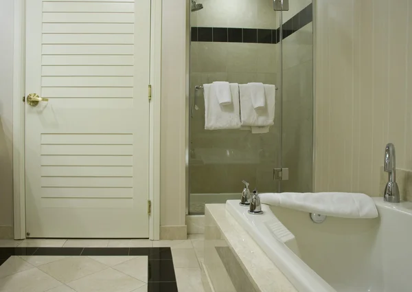 Vasca da bagno bianca con rubinetti in acciaio cromato — Foto Stock
