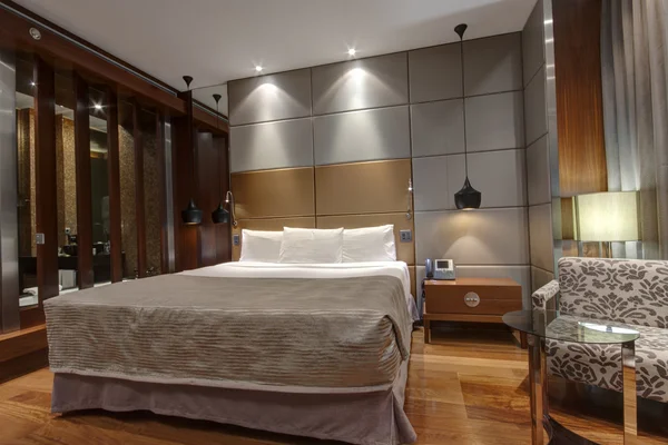 King size-säng med sängbord och lampor — Stockfoto
