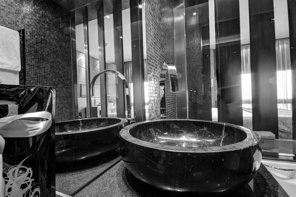 Fregadero de mármol negro con grifo de cromo en el baño —  Fotos de Stock