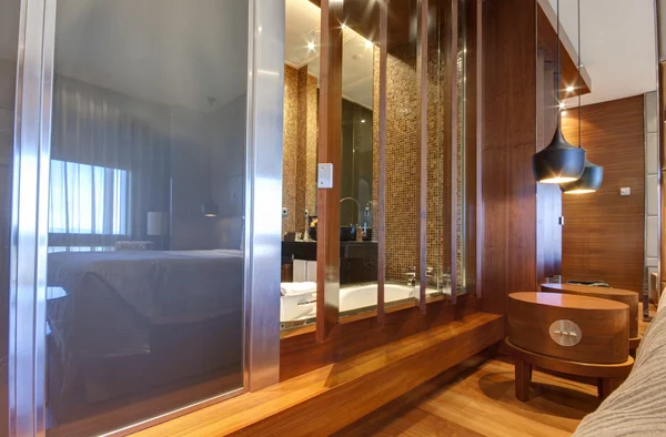 Прозрачное окно между ванной комнатой и гостиной — стоковое фото
