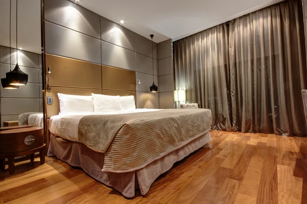 King size-säng med sängbord och lampor — Stockfoto