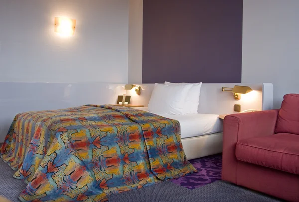 Schlafzimmer mit Wandleuchte King-Size-Bett und Sofa — Stockfoto