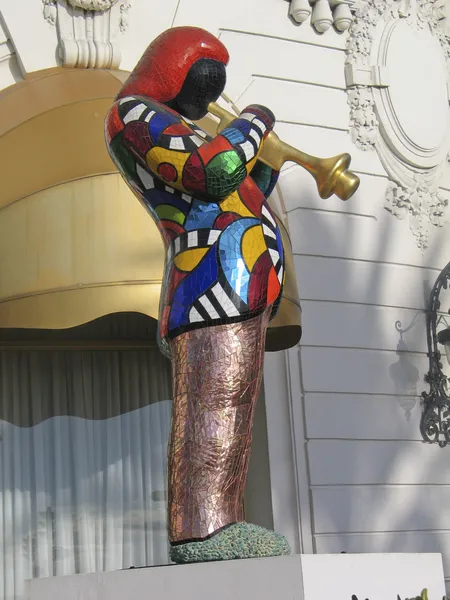 Jazz trumpeter Miles Davis mosaic statue outside of Hotel Negresco by French sculptor Niki de Saint Phalle — Stock Photo, Image