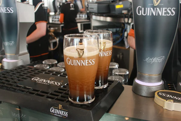Dos pintas de cerveza servidas en la fábrica de cerveza Guinness —  Fotos de Stock