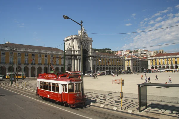 Červená prohlídkové tramvaje, která začíná od centra obchodu náměstí Lisabon — Stock fotografie