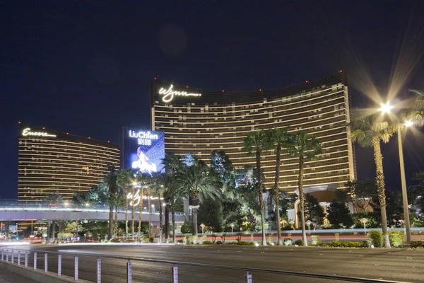 Trabajando día y noche modernos hoteles y casinos de Las Vegas Wynn y Encore en la escena nocturna — Foto de Stock