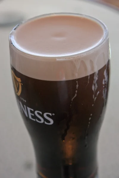 Pint bier geserveerd in de guinness brouwerij — Stockfoto