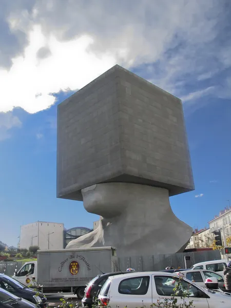 "Cabeça Quadrada "- um cubo de construção de sete andares em forma de escultura de cabeça humana em Nice — Fotografia de Stock