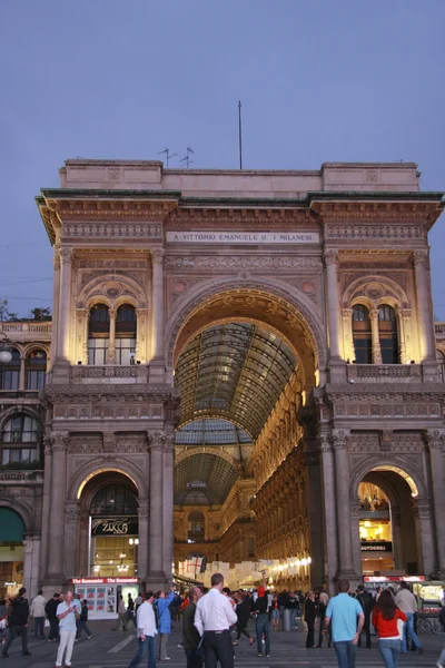 Galeria do centro de compras Victor Emmanuel na Piazza del Duomo de Milão à noite Fotos De Bancos De Imagens Sem Royalties