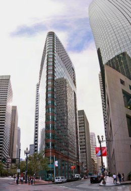 California Street (sağda) ve 388 Market Street bina (solda) San Francisco finansal bölgesinde yer alan iki gökdelenler